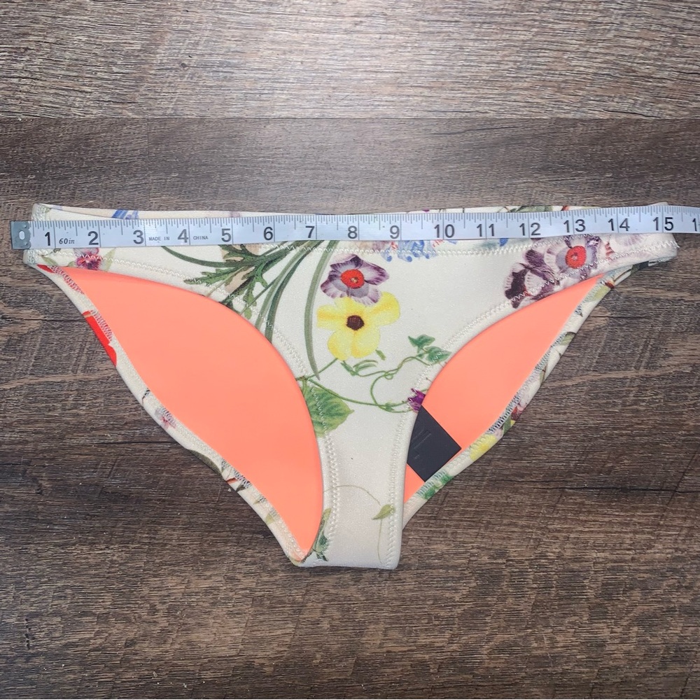 TRIANGL Swimwear Floral Bikini Bottoms Women’s Size Medium New with Tags